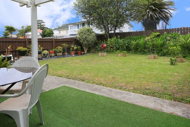 Photo of property in 3185 Great North Road, New Lynn, Auckland, 0600