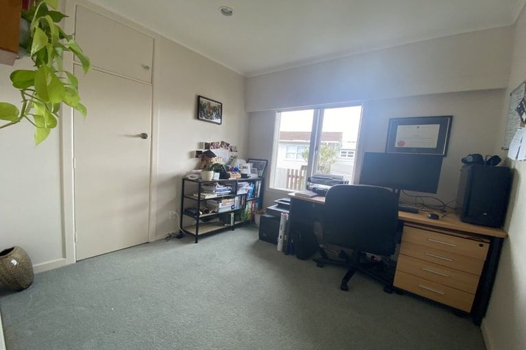 Photo of property in 35 Seaview Road, Glenfield, Auckland, 0629