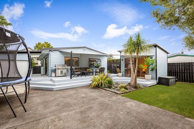 Photo of property in 2/9 London Street, Te Atatu Peninsula, Auckland, 0610