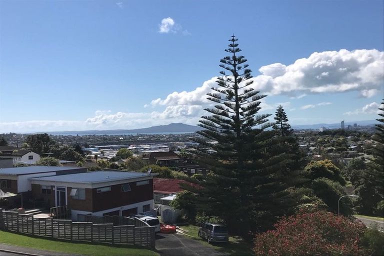 Photo of property in 1/13 Girrahween Drive, Totara Vale, Auckland, 0629