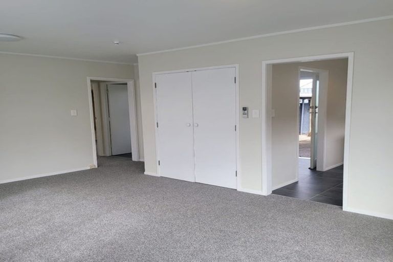 Photo of property in 2/13 Dolbear Street, Titirangi, Auckland, 0604