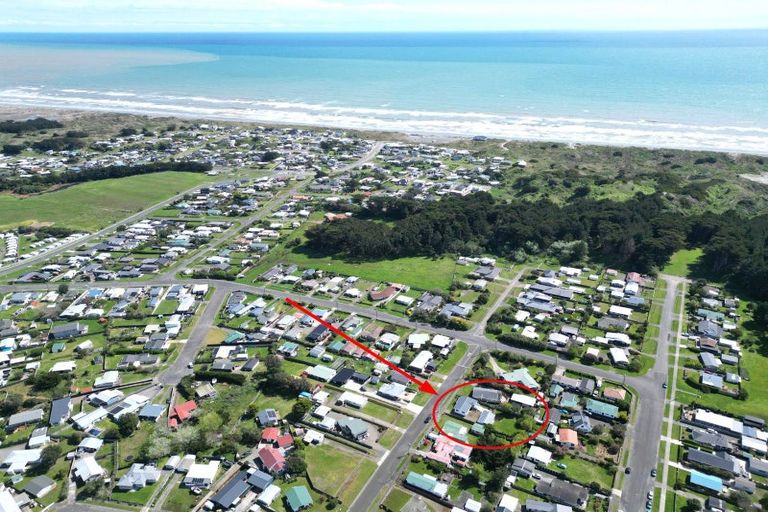 Photo of property in 7 Hennessy Street East, Foxton Beach, Foxton, 4815