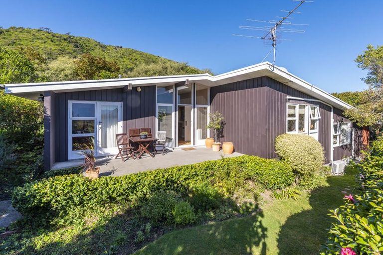 Photo of property in 16 Kakariki Grove, Waikanae, 5036