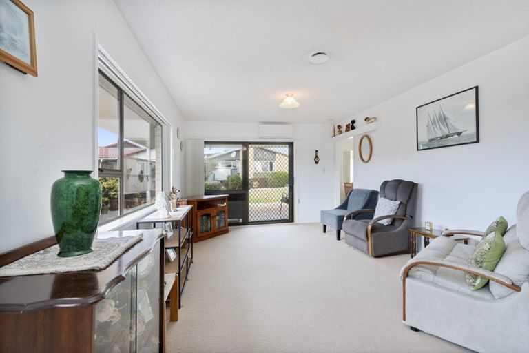 Photo of property in 2/9 Annette Avenue, Te Atatu South, Auckland, 0610