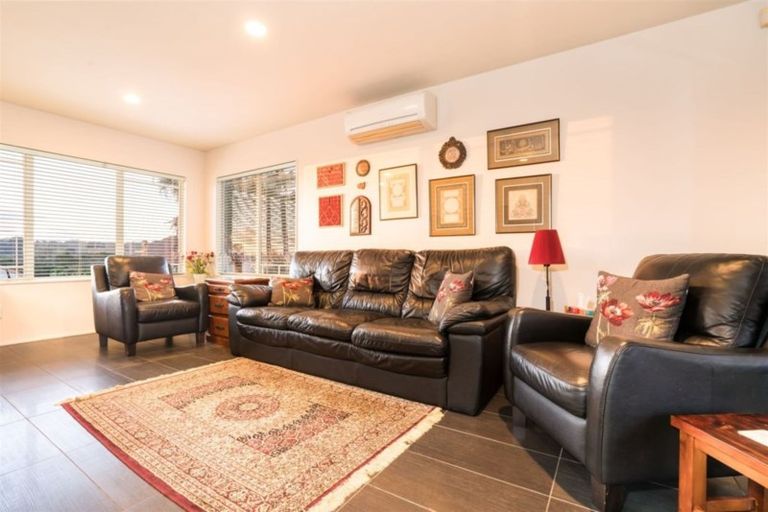 Photo of property in 10 Stephanie Close, Glenfield, Auckland, 0629