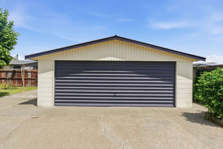 Photo of property in 15 Wychwood Crescent, Bishopdale, Christchurch, 8053