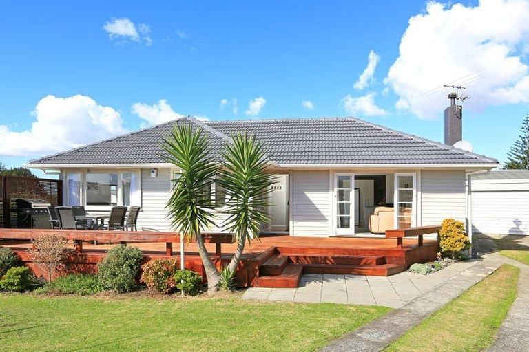 Photo of property in 3 Brookfield Road, Te Atatu Peninsula, Auckland, 0610
