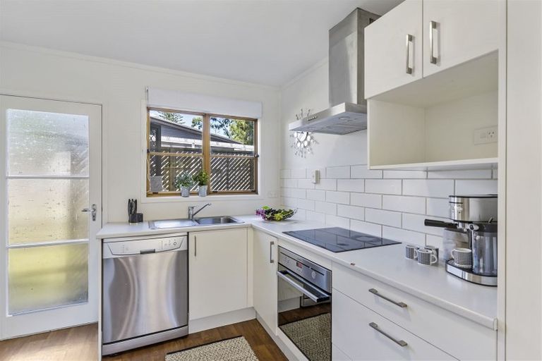 Photo of property in 3/9 Fuchsia Place, Birkdale, Auckland, 0626