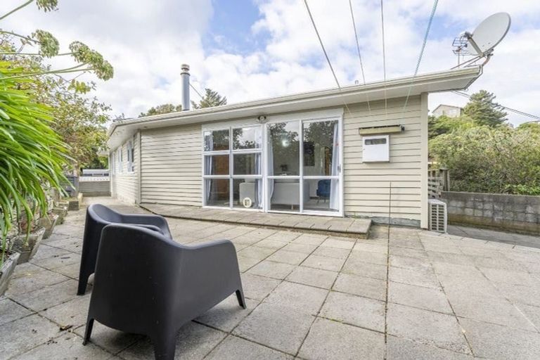 Photo of property in 9 Omega Street, Newlands, Wellington, 6037