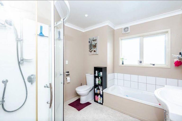 Photo of property in 40c Ruskin Road, Newlands, Wellington, 6037