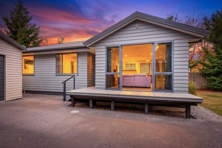 Photo of property in 12 Binstead Place, Avondale, Christchurch, 8061
