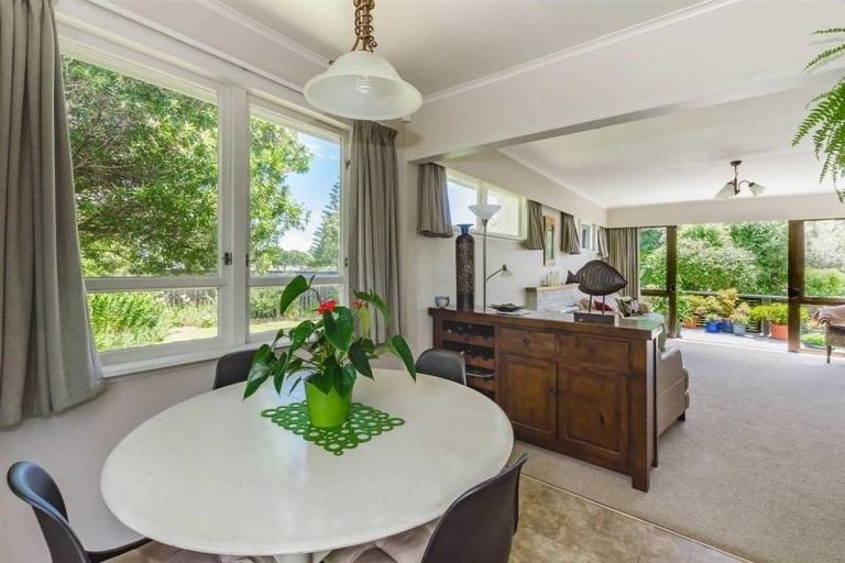 Photo of property in 37 Mazengarb Road, Paraparaumu Beach, Paraparaumu, 5032