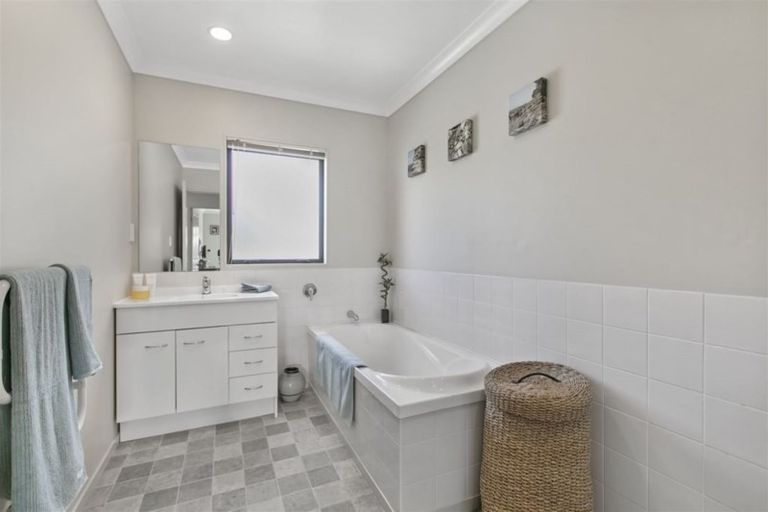 Photo of property in 153b Colwill Road, Massey, Auckland, 0614