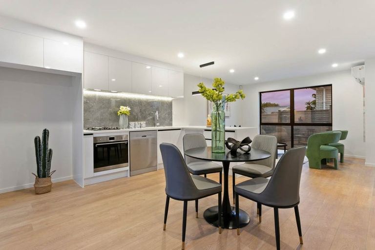 Photo of property in 1f Valron Road, Te Atatu South, Auckland, 0602