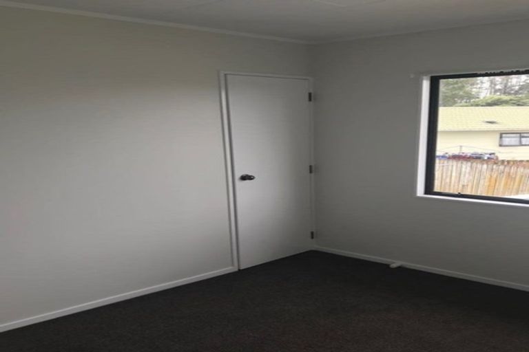 Photo of property in 1 Lowell Place, Massey, Auckland, 0614