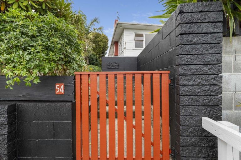 Photo of property in 54 Waiwaka Terrace, Strandon, New Plymouth, 4312