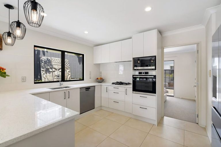 Photo of property in 8a Lupetti Rise, West Harbour, Auckland, 0618