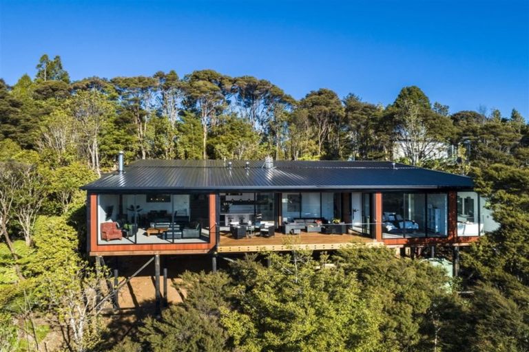 Photo of property in 182 Scenic Drive, Titirangi, Auckland, 0604