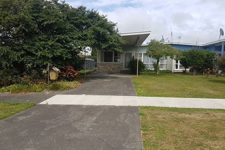 Photo of property in 6 Hollows Crescent, Takaro, Palmerston North, 4412