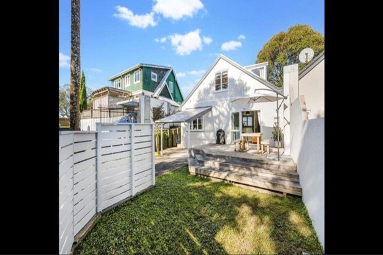 Photo of property in 2/18 Reid Road, New Lynn, Auckland, 0600