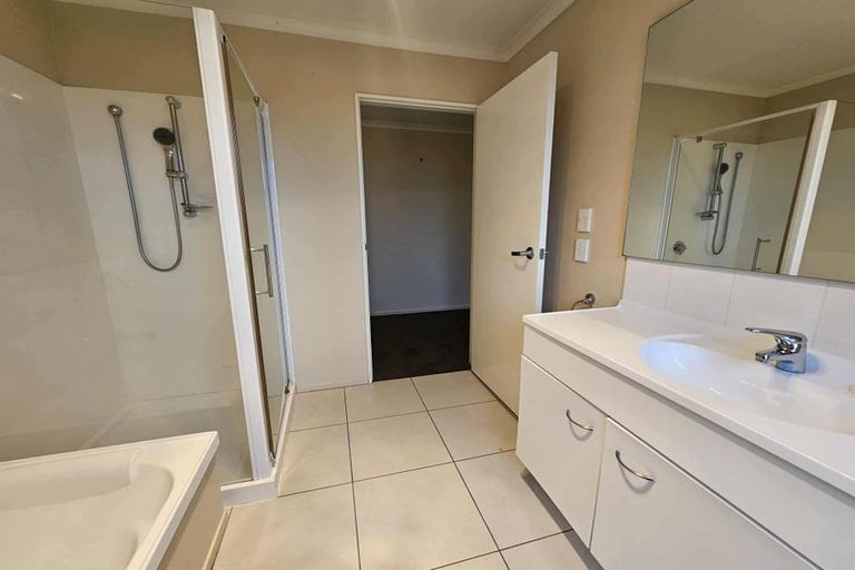 Photo of property in 37 Mcewen Crescent, Riverstone Terraces, Upper Hutt, 5018