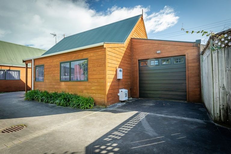 Photo of property in 49u2 Ranui Terrace, Tawa, Wellington, 5028