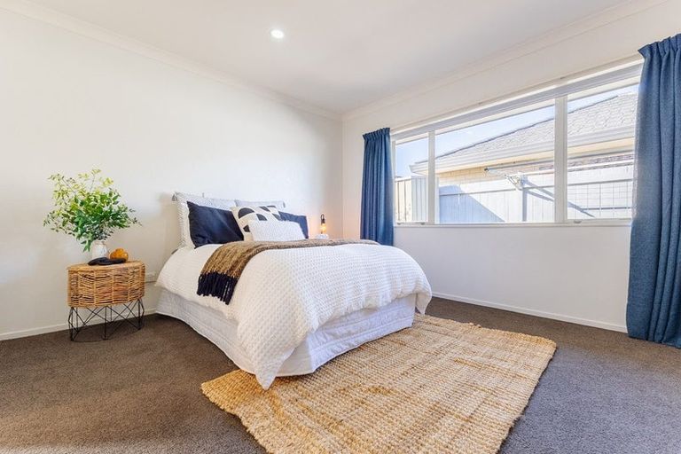 Photo of property in 15 Balmerino Grove, Waikanae, 5036