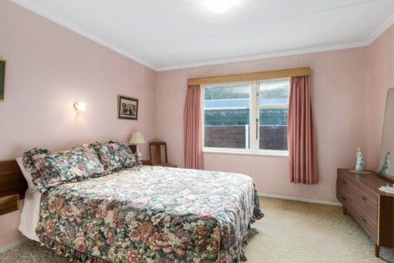Photo of property in 81 Breaker Bay Road, Breaker Bay, Wellington, 6022