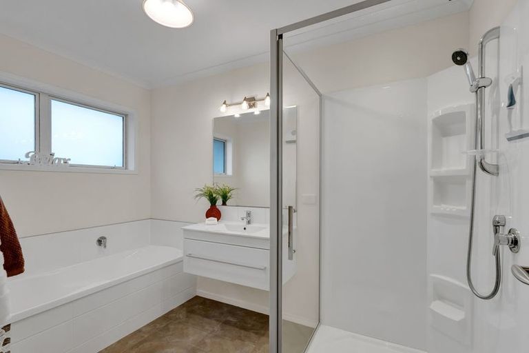 Photo of property in 6 Saint Andrews Parkway, Waiwhakaiho, New Plymouth, 4312