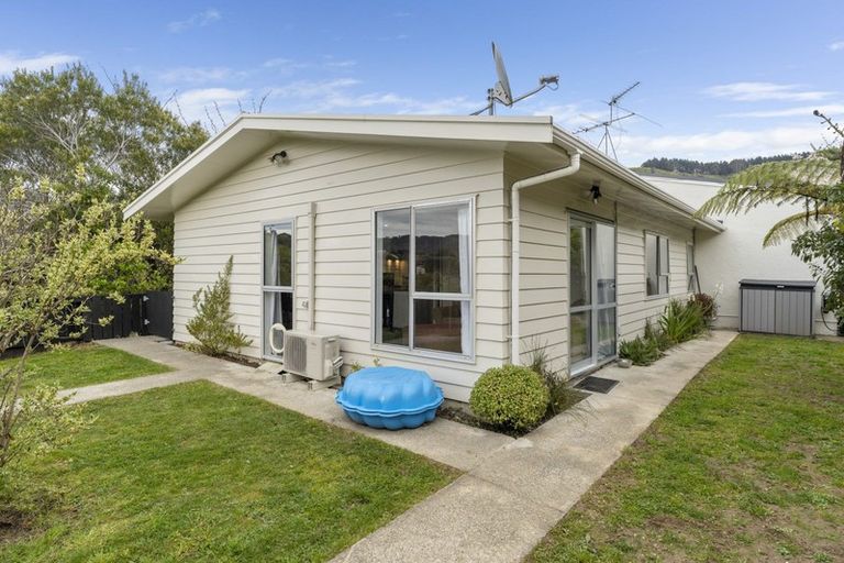 Photo of property in 5a Julia Place, Tawa, Wellington, 5028
