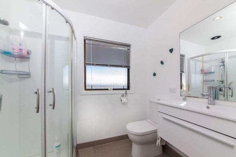 Photo of property in 4 Raphael Place, West Harbour, Auckland, 0618