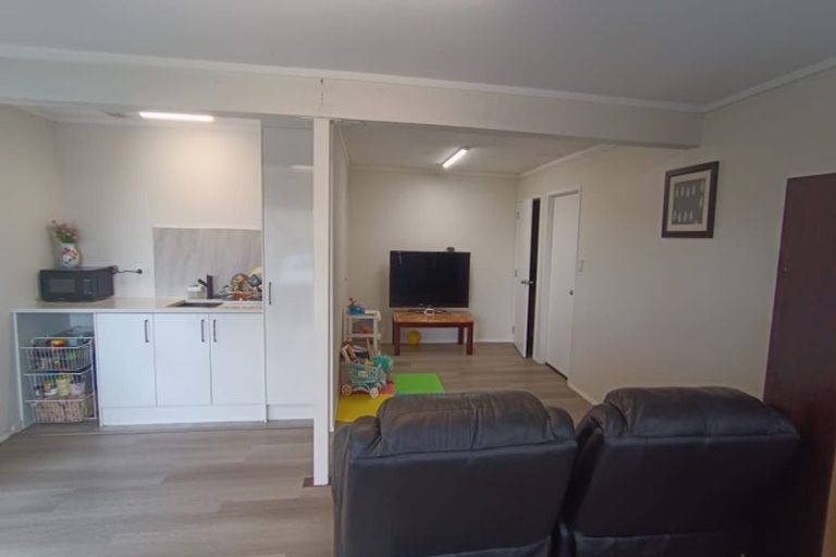 Photo of property in 32 Chatswood Grove, Chatswood, Auckland, 0626