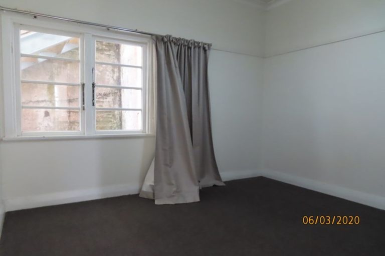 Photo of property in 71 Garden Road, Northland, Wellington, 6012