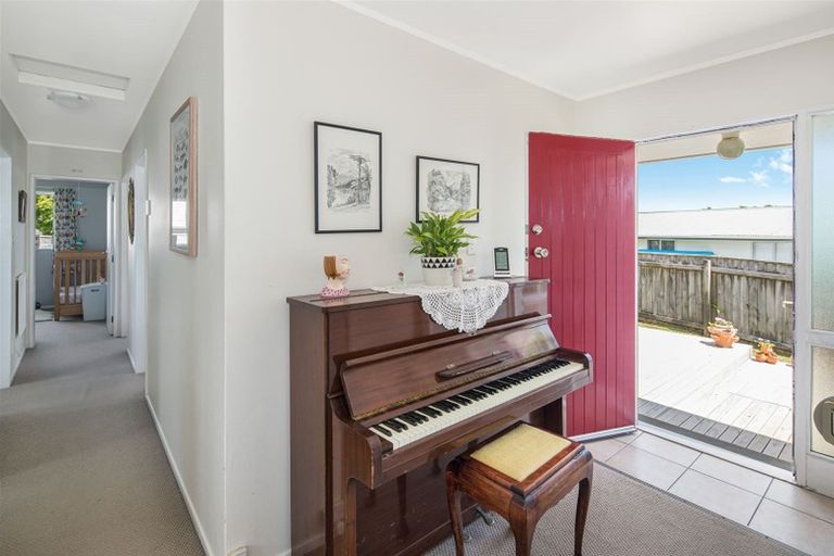 Photo of property in 3 Kingsbridge Place, Newlands, Wellington, 6037