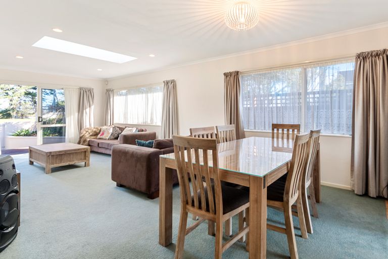Photo of property in 37 Roys Road, Weymouth, Auckland, 2103