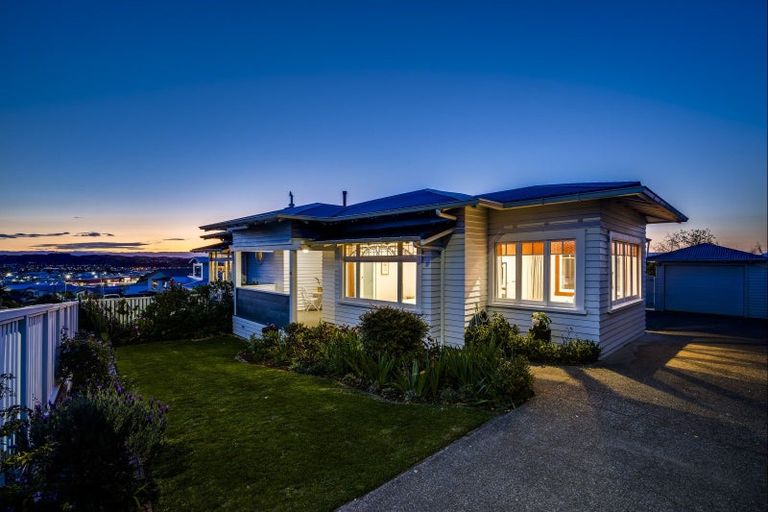 Photo of property in 42 Simla Terrace, Hospital Hill, Napier, 4110