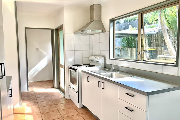 Photo of property in 2/87 Fairclough Road, Beach Haven, Auckland, 0626