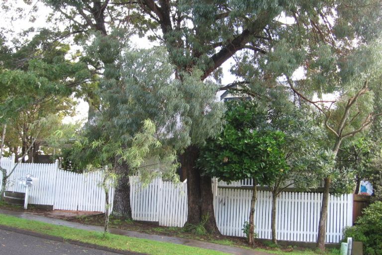 Photo of property in 2 Cyclades Place, Shelly Park, Auckland, 2014