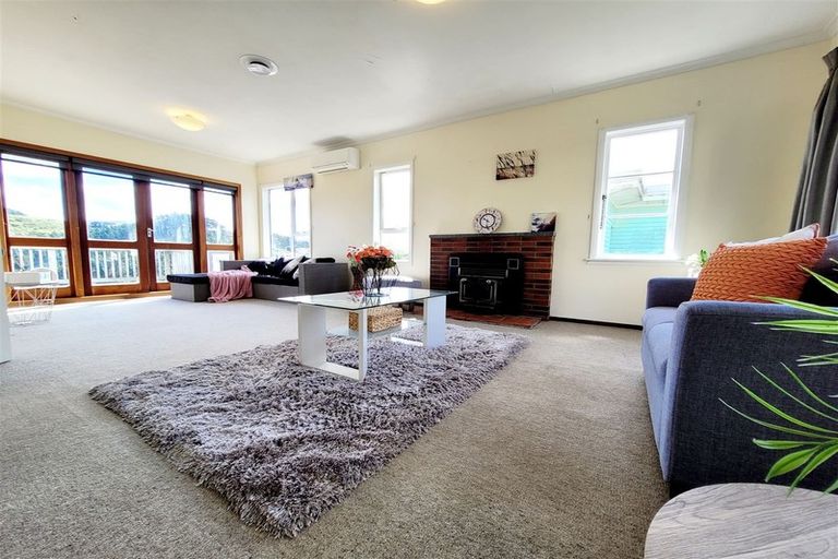 Photo of property in 20 Miles Crescent, Newlands, Wellington, 6037