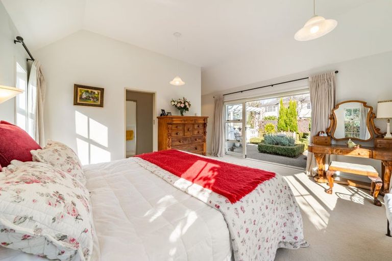 Photo of property in 1 Oakmont, Heretaunga, Upper Hutt, 5018