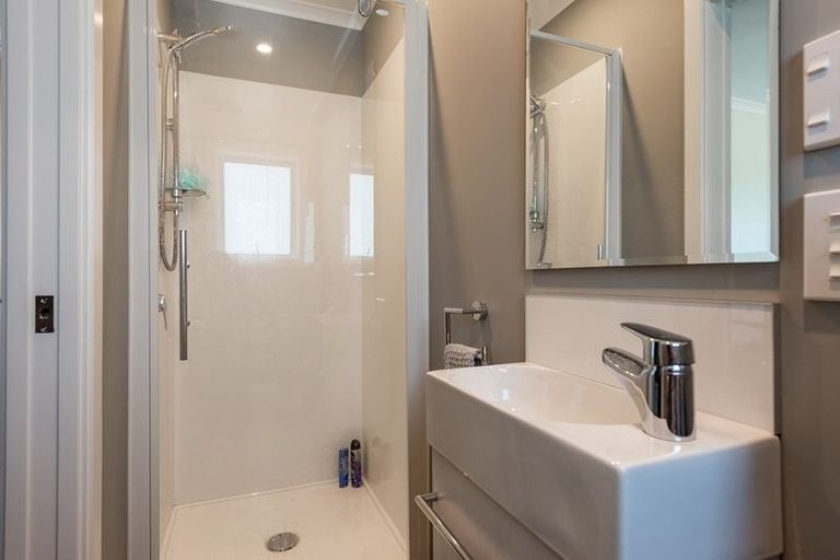 Photo of property in 20u2 Glanmire Road, Newlands, Wellington, 6037