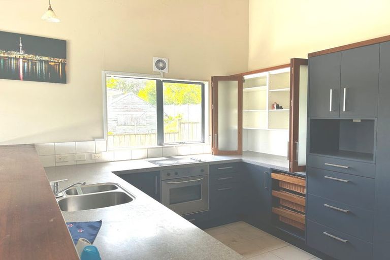 Photo of property in 32 Waverley Avenue, Glenfield, Auckland, 0629