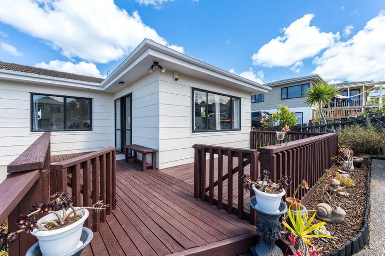 Photo of property in 3 Loughanure Place, Massey, Auckland, 0614