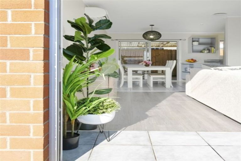 Photo of property in 2/17 Islington Avenue, New Lynn, Auckland, 0600