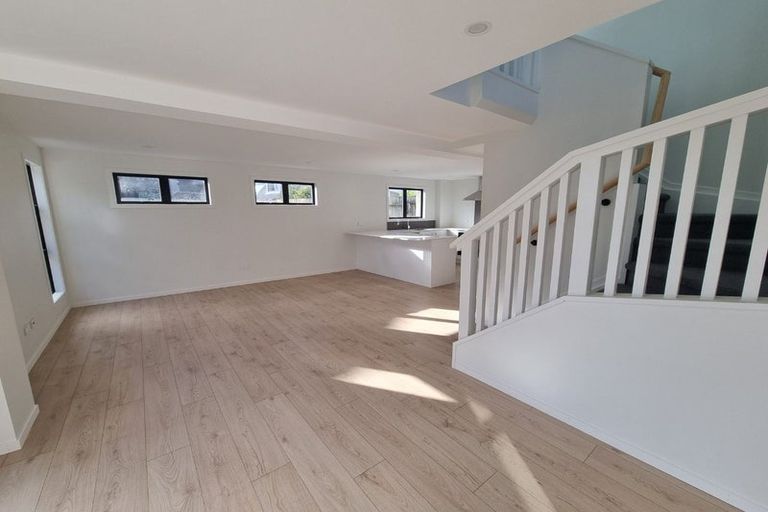 Photo of property in 12 Sunward Rise, Glenfield, Auckland, 0629