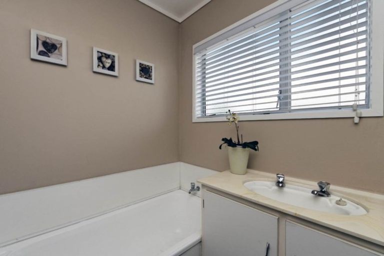Photo of property in 9 Farwood Drive, Henderson, Auckland, 0612