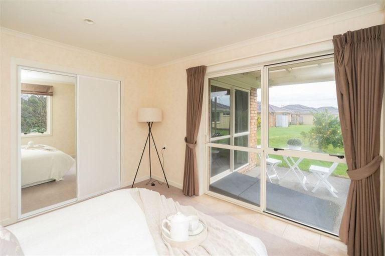 Photo of property in 43 Sovereign Isle Lane, Rototuna, Hamilton, 3210