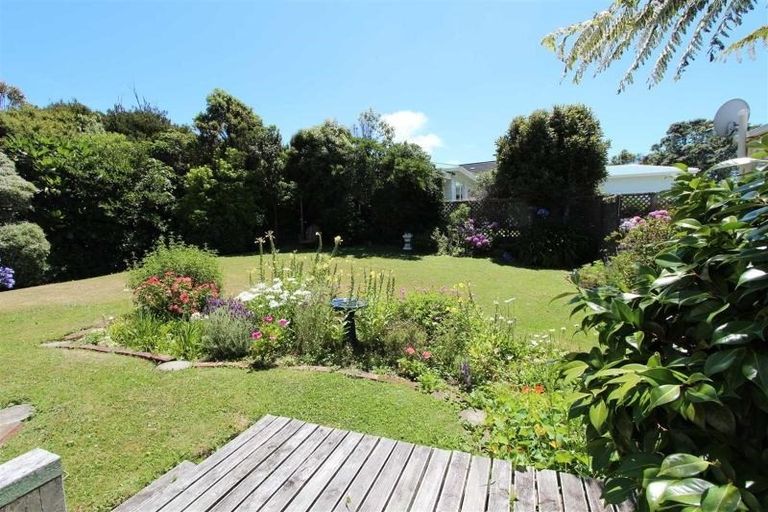 Photo of property in 10 Miles Crescent, Newlands, Wellington, 6037