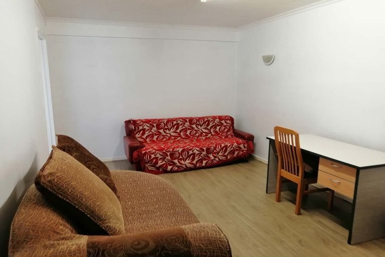 Photo of property in 54 Royal View Road, Te Atatu South, Auckland, 0610