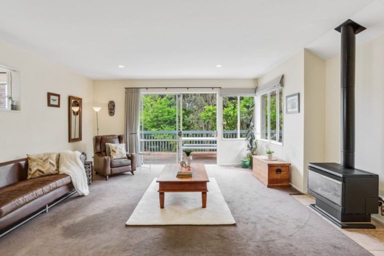 Photo of property in 18 Tyrico Close, Unsworth Heights, Auckland, 0632